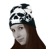 Čepice černá s bílými lebkami