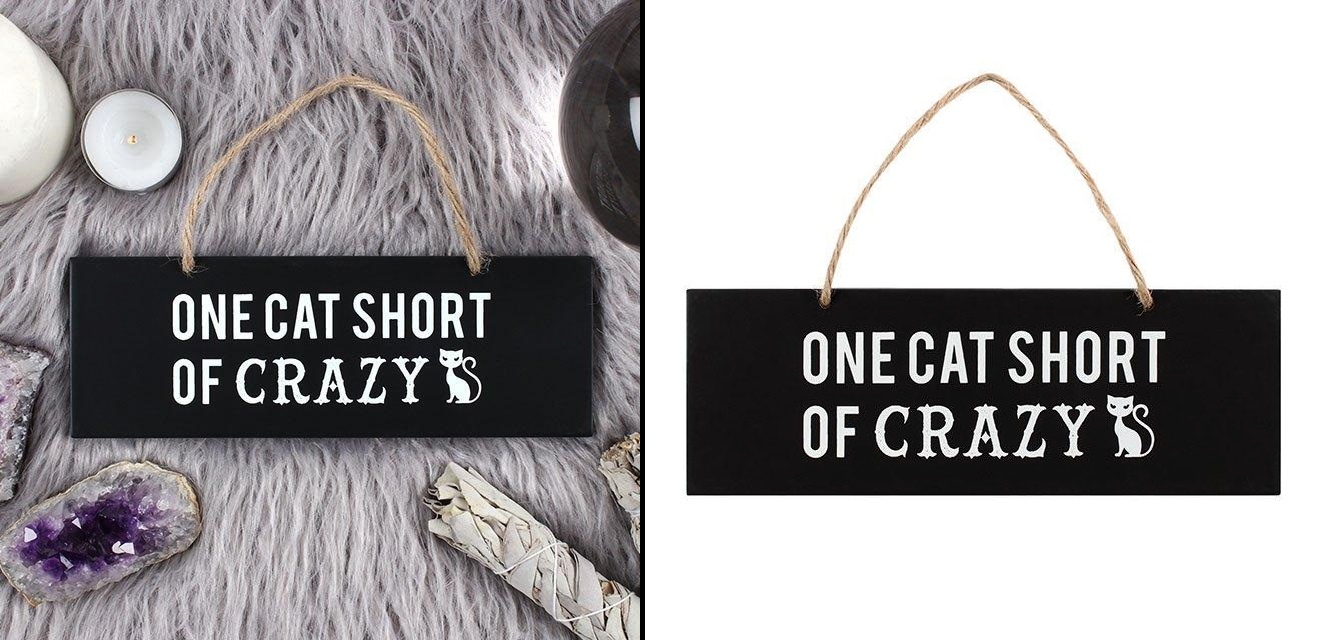 Cedule s nápisem One Cat Short Of Crazy