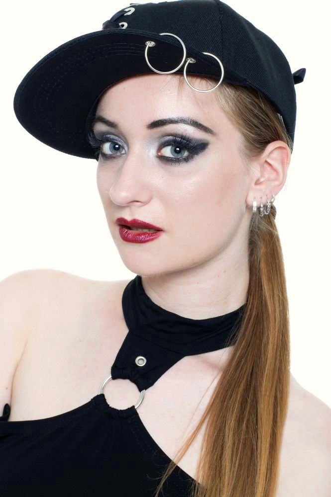 Kšiltovka s kroužky a šněrováním