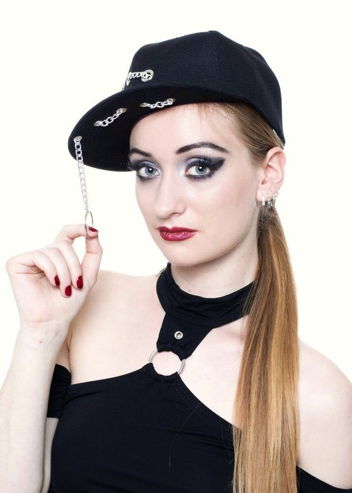Kšiltovka s řetízkem