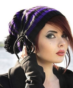 Gotická čepice s proužkem fialovo-černá