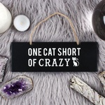 Cedule s nápisem One Cat Short Of Crazy