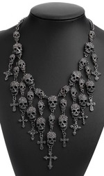 Gotický náhrdelník s lebkami a kříži