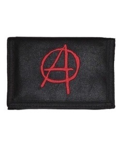 Peněženka s vyšitým červeným anarchy symbolem
