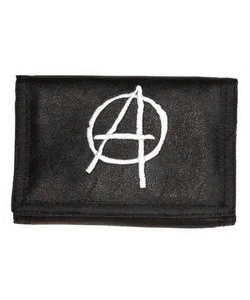 Peněženka s vyšitým bílým anarchy symbolem