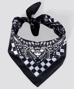 Šátek s paisley vzorem, lebkami a šachovnicí