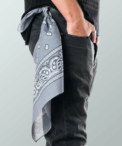 Šátek s paisley vzorem šedý