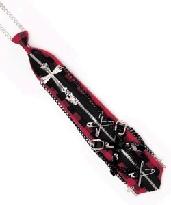 Kravata červeno-černá kostka s křížem