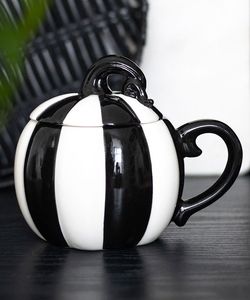 Hrnek s víčkem - Black And White Striped Pumpkin