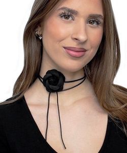 Gotický náhrdelník na zavázání s černou růží